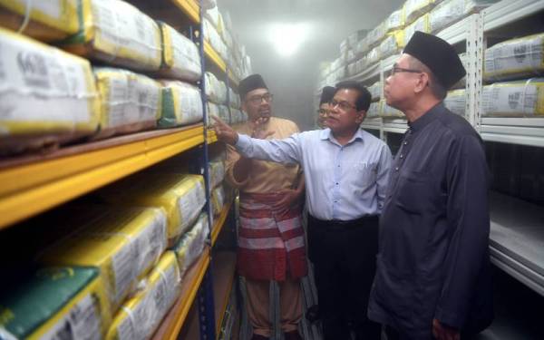 Setiausaha Politik kepada Menteri di Jabatan Perdana Menteri (Ekonomi), Zahari Kechik (tengah) melawat gudang makanan sejuk beku selepas merasmikan gudang baharu Ben Daud Industries Sdn Bhd di Pendamar.