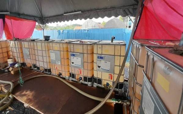 Tangki berisi minyak diesel bersubsidi yang ditemui di stor yang diserbu KPDNHEP Negeri Sembilan pada Khamis. - Foto Ihsan KPDNHEP