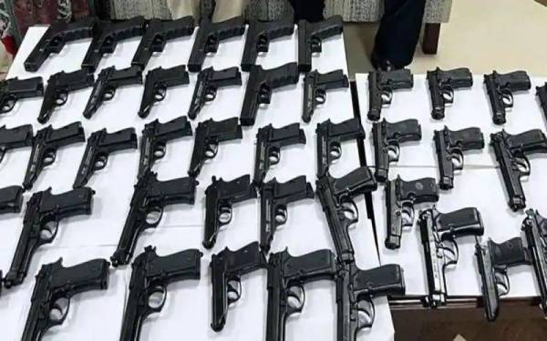Gambar menunjukkan pistol-pistol yang dibawa oleh pasangan suami isteri dari Vietnam pada 10 Julai lalu. - Foto ANI