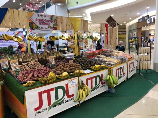 Jualan terus dari ladang membantu usahawan tani dari luar bandar meneroka pasaran baharu.