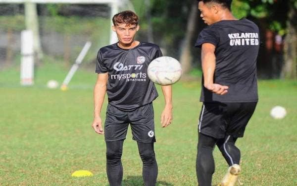 Nik Akif (kiri) menjadi sandaran KUFC untuk meraih tiga mata pada aksi menentang PDRM FC di Stadium Sultan Muhammad IV, Kota Bharu pada Sabtu. - Foto Ihsan Media KUFC