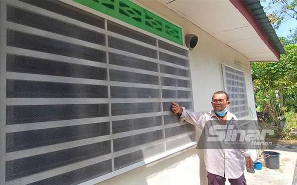 Tingkap kediaman Arifin yang dipasang jaring bagi mengurangkan gangguan lalat.