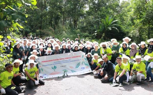 Sukarelawan MR D.I.Y Cares menyertai kempen penanaman pokok bersama Yayasan Telekom Malaysia dan Yayasan Sukarelawan Siswa, baru-baru ini.