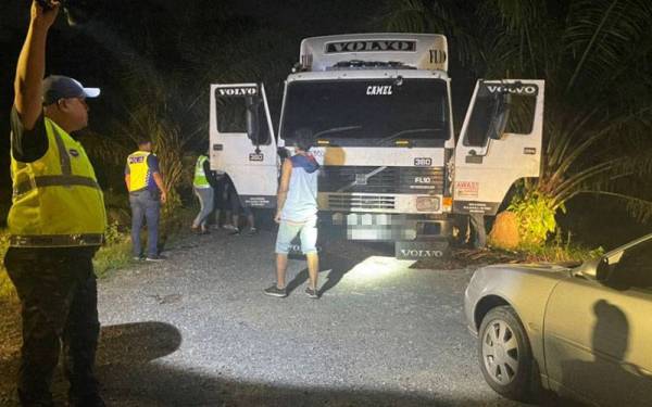 Dua lelaki ditahan selepas dipercayai menggunakan sebuah lori untuk mengisi minyak diesel bagi tujuan penyeludupan. - Foto ihsan KPDNHEP