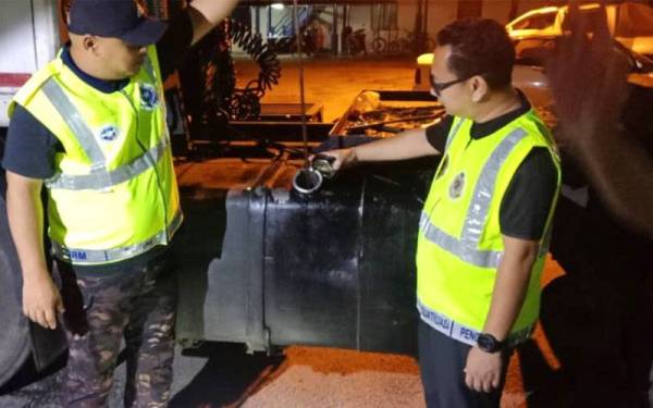 Penguat kuasa menunjukkan tangki minyak yang diubah suai untuk tujuan penyeludupan minyak diesel. - Foto ihsan KPDNHEP