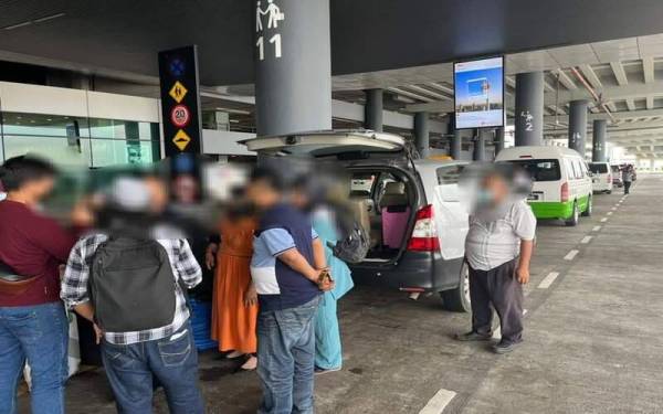 'Ulat' kereta sewa dipercayai mengenakan bayaran sekitar RM100 hingga RM150 kepada pelanggan untuk perjalanan dari KLIA ke Shah Alam dan Kuala Lumpur. - Foto JPJ