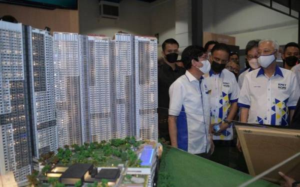 Perdana Menteri Datuk Seri Ismail Sabri Yaakob (kanan) melawat ke ruang pameran selepas majlis pelancaran HOPE dan Karnival Jom Beli Rumah di Pusat Pameran Mid Valley pada Jumaat. Turut kelihatan,Reezal Merican Naina Merican (tiga dari kiri).