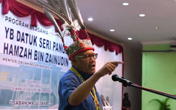 Hamzah ketika menyampaikan ucapan pada majlis penyerahan dokumen warganegara di Dewan Ontorus Tenom hari ini. Foto Bernama