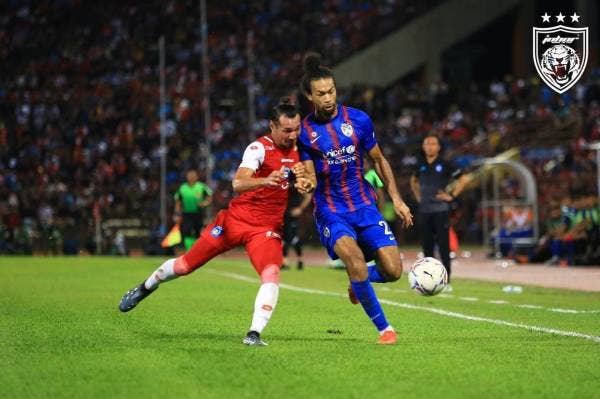 Pemain Sabah FC, Rizal Ghazali (kiri), cuba mengekang asakan daripada pemain JDT, La'Vere Corbin-Ong pada perlawanan berkenaan. - Foto FB Johor Southern Tigers