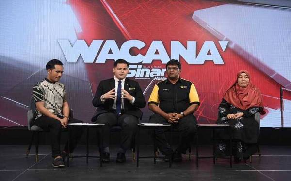Wacana Sinar Harian edisi ke 356 bertajuk 'Akta Tembakau: Apa Kata Anak Muda?' menampilkan (dari kiri) moderator, Ismail Adnan; Muhammad Aqil Mirza, Dr M Murallitharan dan Dr Noraryana yang berlangsung di Kompleks Karangkraf pada Jumaat. - FOTO MOHD RAFEQ REDZUAN HAMZAH.