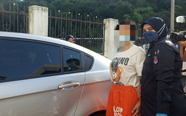 Suspek dibawa ke Mahkamah Majistret Johor Bahru pada Sabtu bagi mendapatkan permohonan reman.