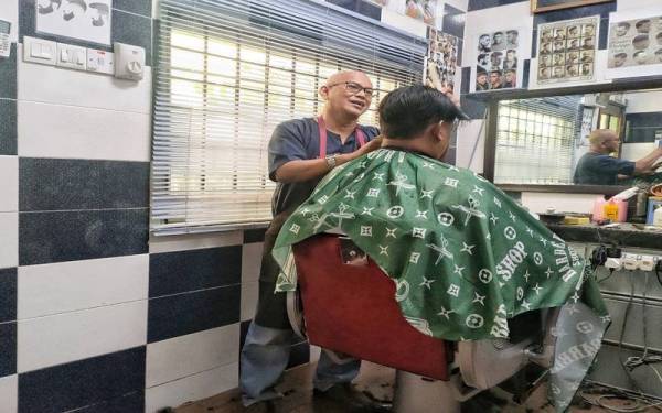 Osman mengenakan bayaran hanya RM6 tanpa mengira fesyen dikehendaki pelanggan.