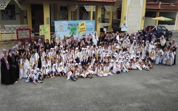 175 murid Tadika Al Baghdadi Playtime Centre (APC) Kelantan yang menyertai Program Haji Cilik 2022
di Masjid Al Muhajirin, Selising, Pasir Puteh pada Khamis.