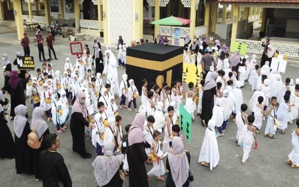 Murid-murid Tadika Al Baghdadi Playtime Centre (APC) Kelantan melakukan tawaf pada Program Haji Cilik 2022 di Masjid Al Muhajirin, Selising, Pasir Puteh pada Khamis.