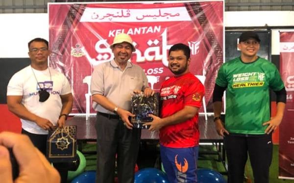 Dr Izani (dua dari kiri) menyampaikan hadiah kepada pemenang tekan tubi pada Kelantan Sihat Weight Loss Challenge 2022. Foto: SINAR HARIAN