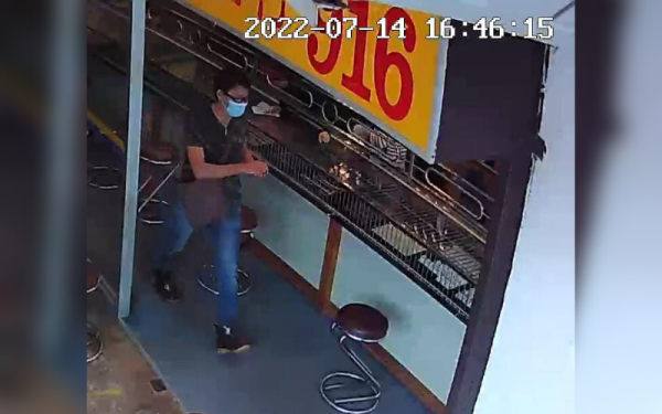 Rakaman kamera litar tertutup (CCTV) berjaya merakam perbuatan suspek di sebuah premis di Teluk Intan. - Foto ihsan pembaca