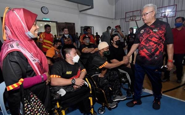 Noh (kanan) beramah mesra bersama atlet para ping pong Negeri Selangor pada Perasmian Program Malaysia Sports League (MSL 2022) Peringkat Negeri Selangor di Seksyen 14 Shah Alam pada Sabtu. - Foto Bernama