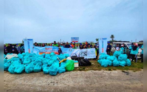 Antara sukarelawan yang menjayakan program kutipan sampah secara besar-besaran yang diadakan pada Sabtu.