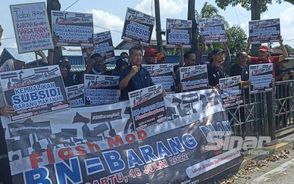 Flasb mob membantah kenaikan harga barang di Kampung Pasir pada Sabtu.
