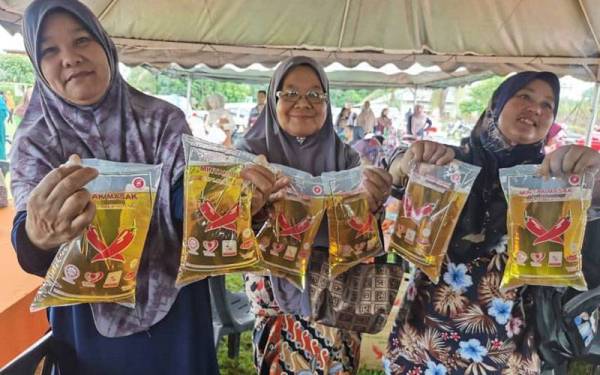 Antara pembeli yang mendapatkan minyak masak peket sempena Program Advokasi Gerakan Siswa UMK Bersama Komuniti Luar Bandar Kariah Masjid Mukim Kampung Jedok