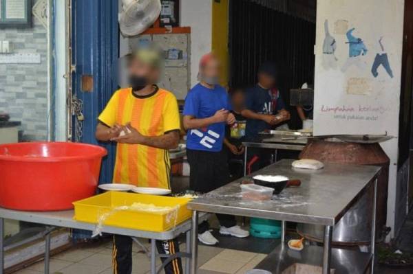 Seramai empat PATI ditahan termasuk pembuat roti dan tukang cuci dalam operasi penguatkuasaan Imigresen pada Khamis. -Foto Imigresen.