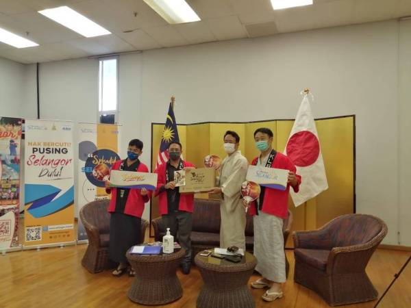  Azrul Shah (dua dari kiri) kepada Takahashi Katsuhiko pada sidang akhbar Festival Bon Odori pada Sabtu.
