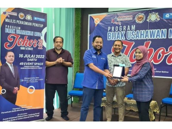 Syaiful Rizal menyampaikan cenderhati kepada Nor Akmal ketika majlis perasmian penutup program berkenaan.