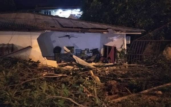 Sebuah treler muatan besi merempuh sebuah rumah di Jalan Peringkat 4, Felda Sendayan. - Foto PDRM