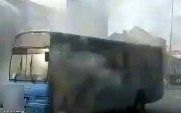 Video tular memaparkan sebuah bas terbakar di Persiaran Raja Muda Pelabuhan Klang di sini pada Sabtu.