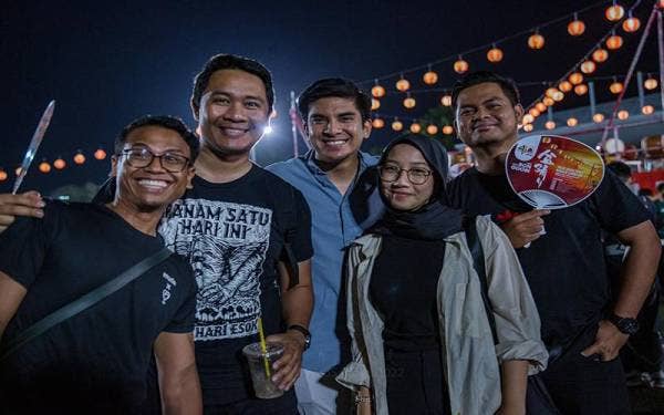 Syed Saddiq berkongsi foto bersama ahli Muda yang hadir pada festival itu. - Foto FB Syed Saddiq