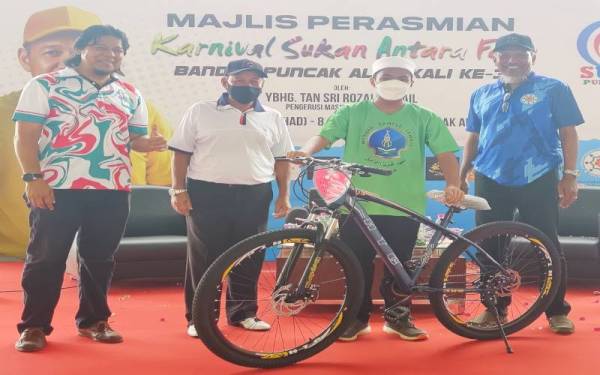 Rozali (dua dari kiri) menyampaikan hadiah cabutan bertuah kepada salah seorang penerima pada SUKAF 2022 Ketiga di Masjid Bandar Puncak Alam pada Ahad.