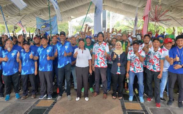 Rozali (depan lima dari kiri) bergambar bersama peserta yang menyertai SUKAF 2022 Ketiga di Masjid Bandar Puncak Alam pada Ahad.
