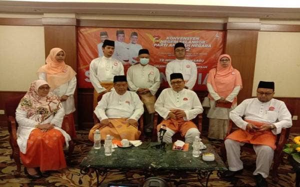 Mohamad (duduk dua kiri) dalam sidang media sempena Konvensyen Amanah Peringkat Negeri Selangor