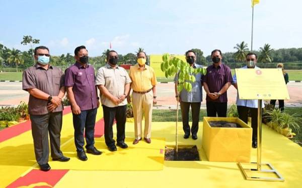 Sultan Sallehuddin (empat dari kiri) berkenan mencemar duli ke Program Penanaman Pokok sempena Sambutan Hari Hutan Antarabangsa Peringkat Negeri Kedah di Tasik Darulaman, Jitra pada Ahad. Turut hadir Muhammad Sanusi (tiga dari kiri) dan Muhammad (dua dari kiri).