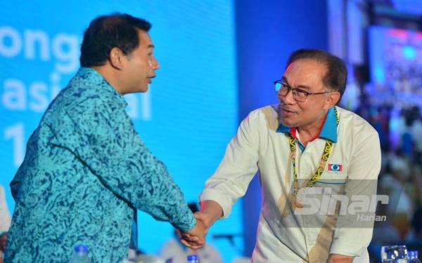 Rafizi dan Anwar bersalaman di pentas utama ketika sesi penggulungan Kongres Nasional PKR ke-16 di IDCC pada Ahad. -Foto Sinar Harian ASRIL ASWANDI SHUKOR