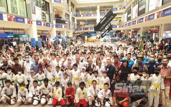 Saifuddin bersama peserta Program Penyampaian Kejohanan Taekwando MGTF bagi sekolah-sekolah serta kelab-kelab negeri Pahang di Kuantan Parade di sini pada Ahad.