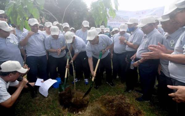 Noh (enam dari kanan) bersama Takiyuddin (empat dari kiri) menanam pokok sebagai gimik pelancaran Program Penghijauan Malaysia: Koperasi Prihatin Sejuta Pokok sempena Bulan Koperasi Kebangsaan dan Sambutan 100 Tahun Koperasi di Taman Botani Negara Shah Alam pada Ahad. - Foto Bernama