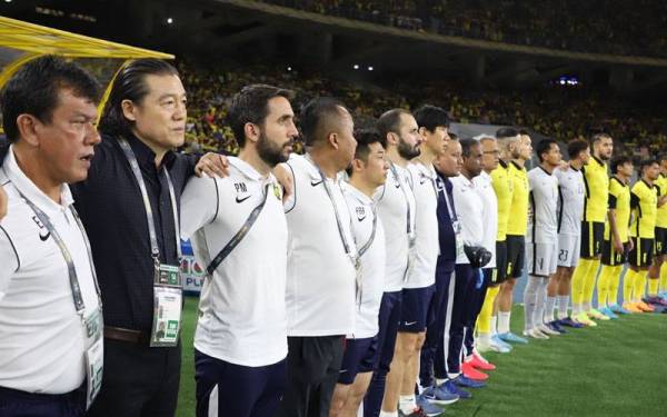Pang-gon bersama barisan kejurulatihan Harimau Malaya ke aksi kempen Kumpulan E Kelayakan Piala Asia di Stadium Nasional, Bukit Jalil pada Jun lalu. FOTO: Football Association of Malaysia