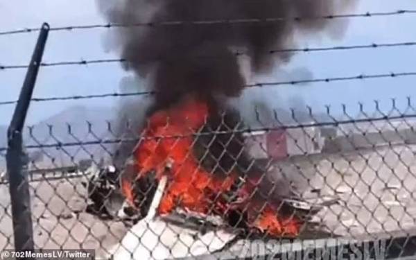 Salah sebuah pesawat ringan terbakar selepas bertembung dengan pesawat lain di Las Vegas pada Ahad. - Foto 702MemesLV/Twitter