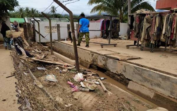 Antara kawasan di SMA Arab Yayasan Khairiah, Kupang, Baling, Kedah yang terjejas akibat banjir dan kepala air.