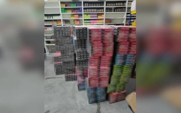 Vape disyaki mengandungi nikotin dirampas dalam serbuan di Kajang, Selangor pada 13 Julai lalu.