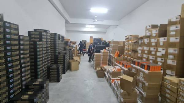 Polis merampas vape disyaki mengandungi nikotin bernilai RM2.7 juta di Kajang, Selangor pada 13 Julai lalu.