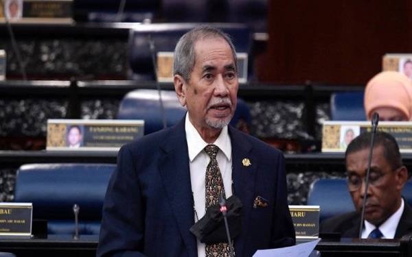 Wan Junaidi menjawab soalan pada Mesyuarat Kedua Penggal Kelima Parlimen ke-14 bagi Dewan Rakyat ketika berlangsung di Bangunan Parlimen pada Isnin. - Foto Bernama