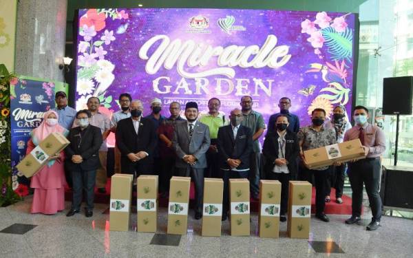 Timbalan Menteri Pertanian dan Industri Makanan II (MAFI) Datuk Dr. Nik Muhammad Zawawi Salleh (hadapan,empat,kiri) bergambar bersama komuniti penduduk Putrajaya selepas menyerahkan kit pertanian bandar pada Majlis Pra Pelancaran Laman Agro-Food Florikultur Sempena Pameran Pertanian, Hortikultur dan Agro Pelancongan Malaysia (MAHA) Tahun 2022 di kementeriannya, pada Isnin. - Foto Bernama