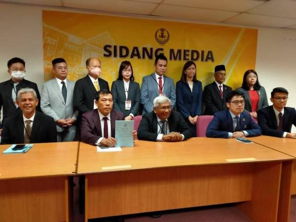 Howard Lee (duduk, dua dari kanan) bersama-sama sebahagian ADUN pembangkang ketika sidang media selepas sesi perbahasan RUU Sumber Air 2022, di sini pada Isnin.