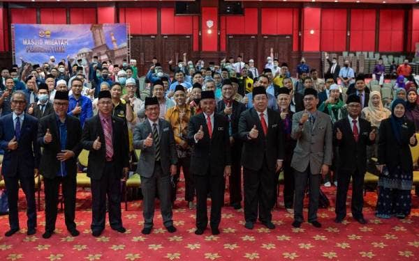 Menteri di Jabatan Perdana Menteri (Hal Ehwal Agama) Datuk Idris Ahmad (tengah) bergambar bersama para peserta Seminar Pencegahan Jenayah Syariah Peringkat Kebangsaan 2022 yang berlangsung di Masjid Wilayah Persekutuan, pada Isnin. - Foto Bernama
