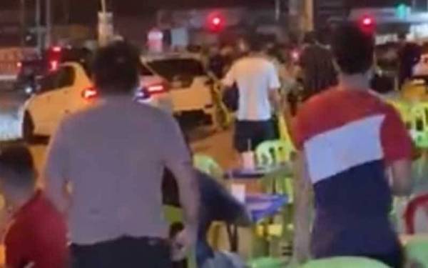 Tangkap layar rakaman pergaduhan yang dipercayai kerana teman wanita di Taman Bukit Pasir, Batu Pahat pada Ahad malam.