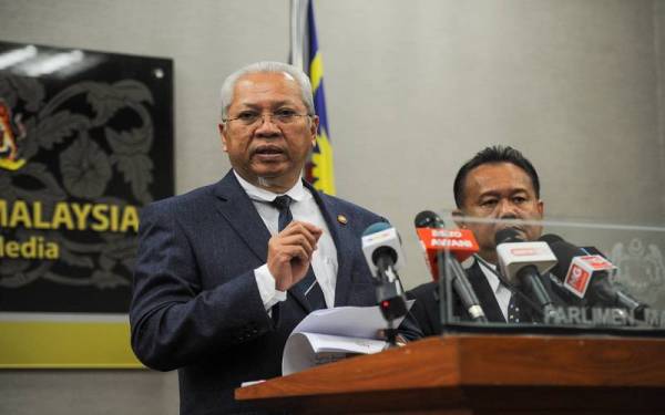 Annuar (kiri) ketika sidang media selepas mempengerusikan mesyuarat jawatankuasa pasukan khas itu di Parlimen pada Isnin.