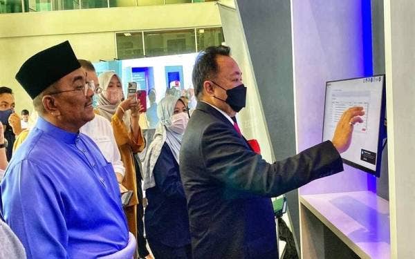 Muhammad Sanusi (dua dari kanan) ketika Majlis Perasmian Kedah Cashless dan iHasil di Pejabat Daerah Dan Tanah di sini pada Isnin.