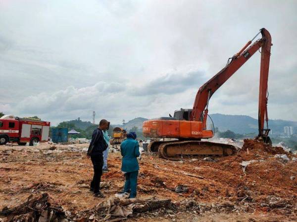 Tapak pelupusan sampah haram berdekatan Plaza Tol Sungai Long, di sini.